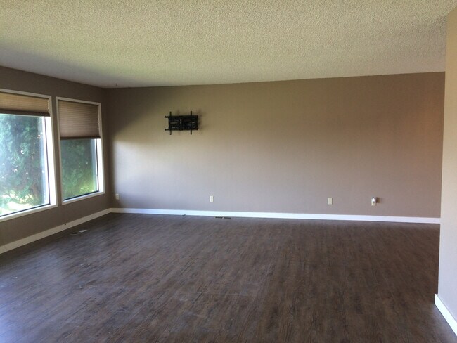 Building Photo - Home in The Country, Pet Friendly!!!