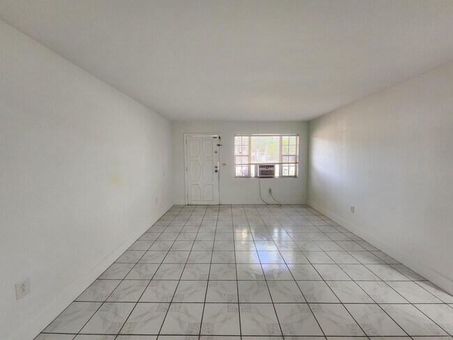 Foto del edificio - 360 NW 119th St