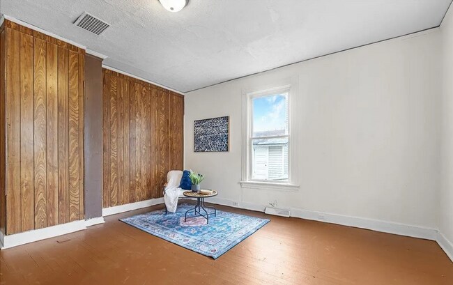 Building Photo - 1 Bedroom 1 Bath  Apartment Available to R...