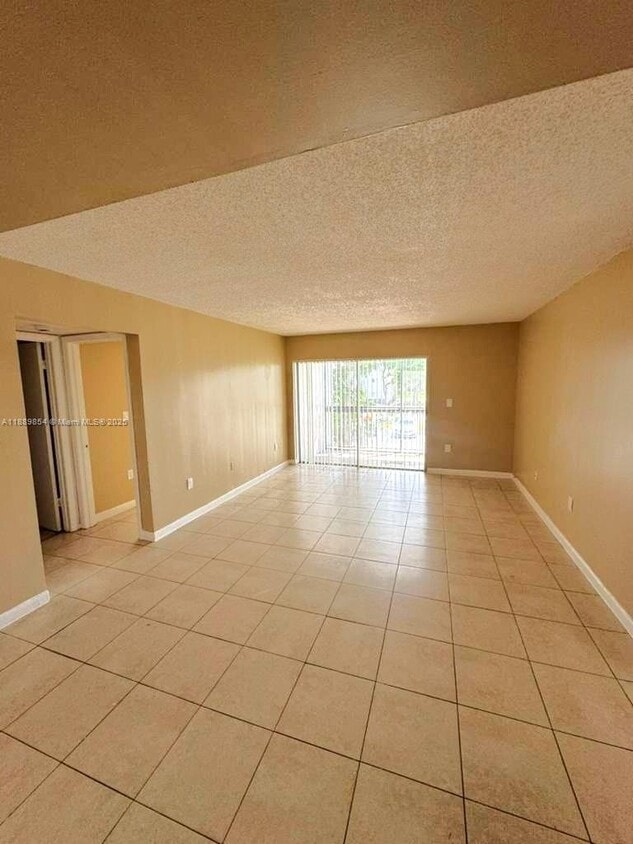 Foto principal - 711 N Pine Island Rd