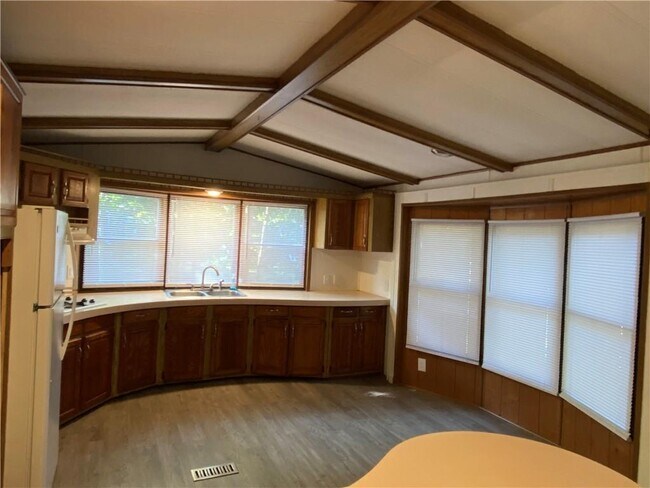 Foto del edificio - 144 Land Harbor Dr