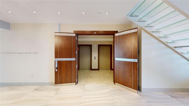 Foto del edificio - 18201 Collins Ave