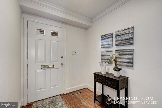 Foto del edificio - 3299 Sutton Pl NW