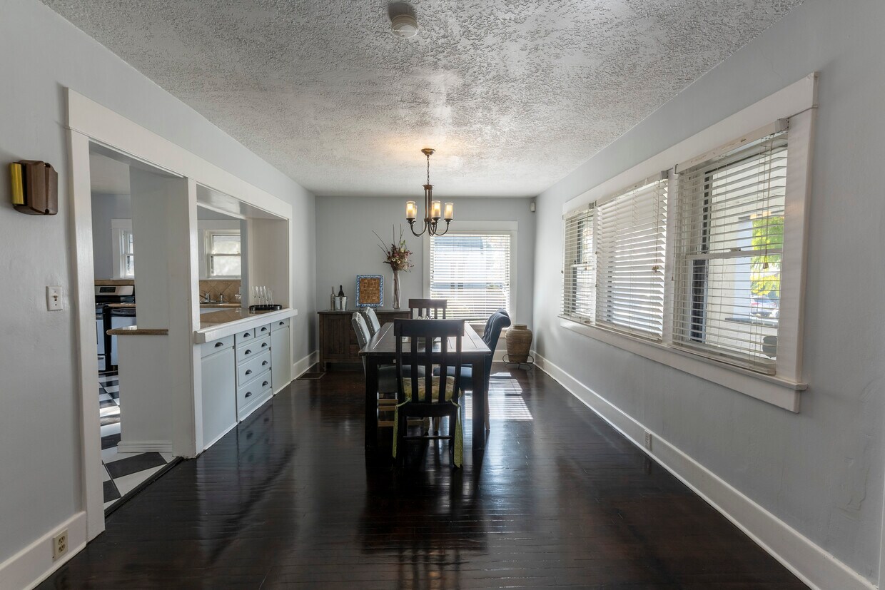 Dining - 660 N Eleanor St