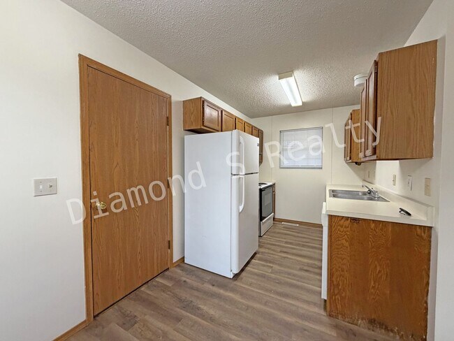 Building Photo - 3 Bed / 1.5 Bath Home - Great South Spring...