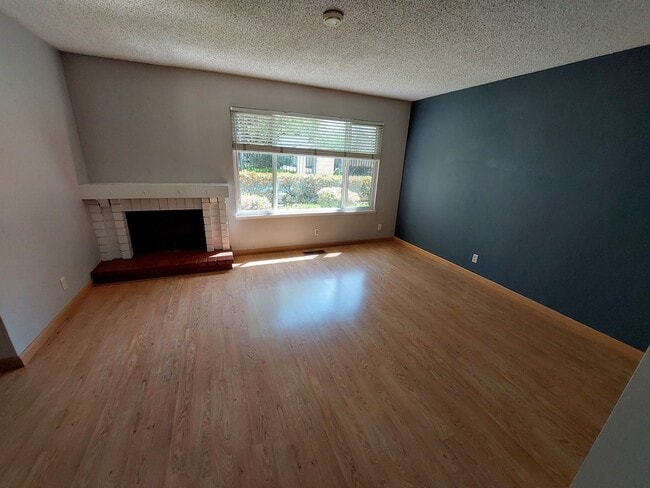 Building Photo - 16 Moonbeam Dr