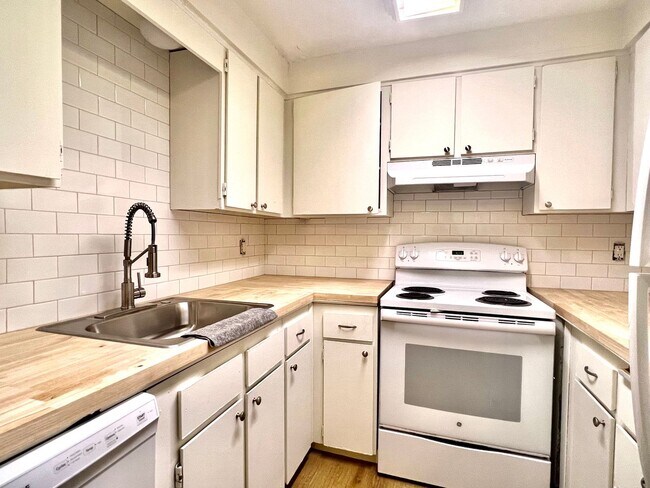 Building Photo - 912-916 NE Hacienda Ct