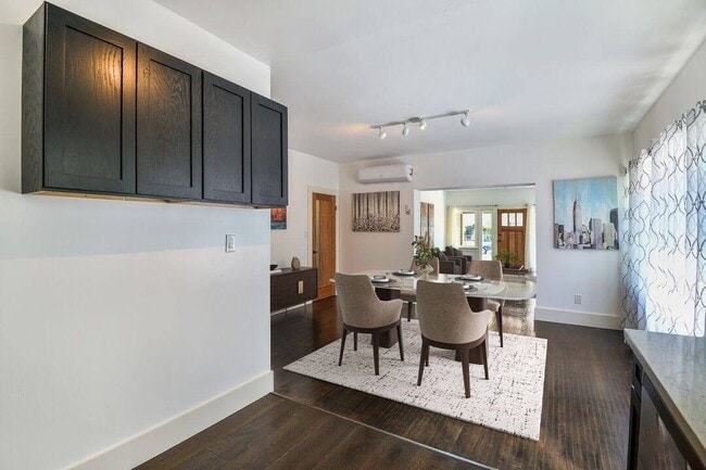 Building Photo - 2947 Van Buren Pl