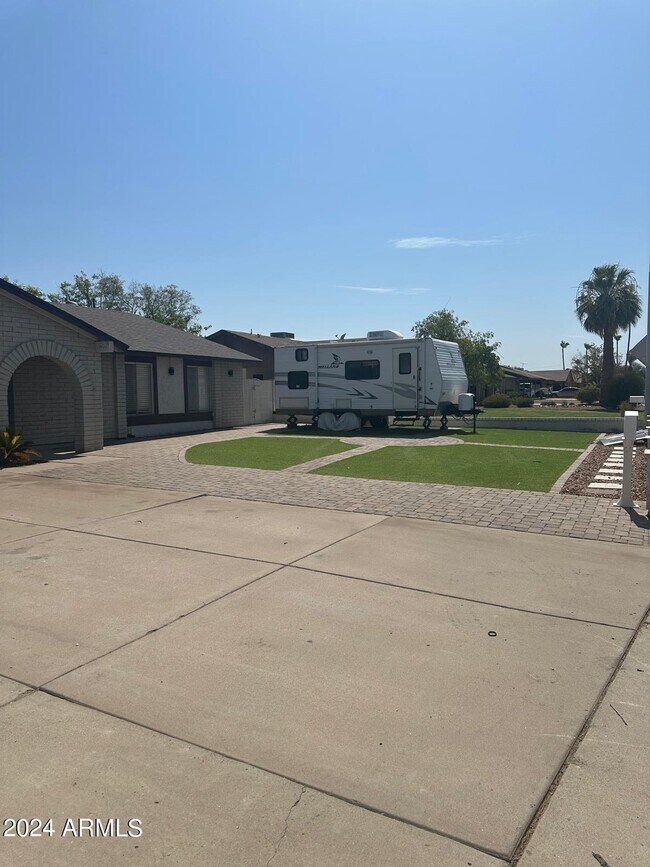 Foto del edificio - 6321 W Mountain View Rd