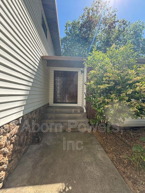 Building Photo - 2700 Cambridge Rd