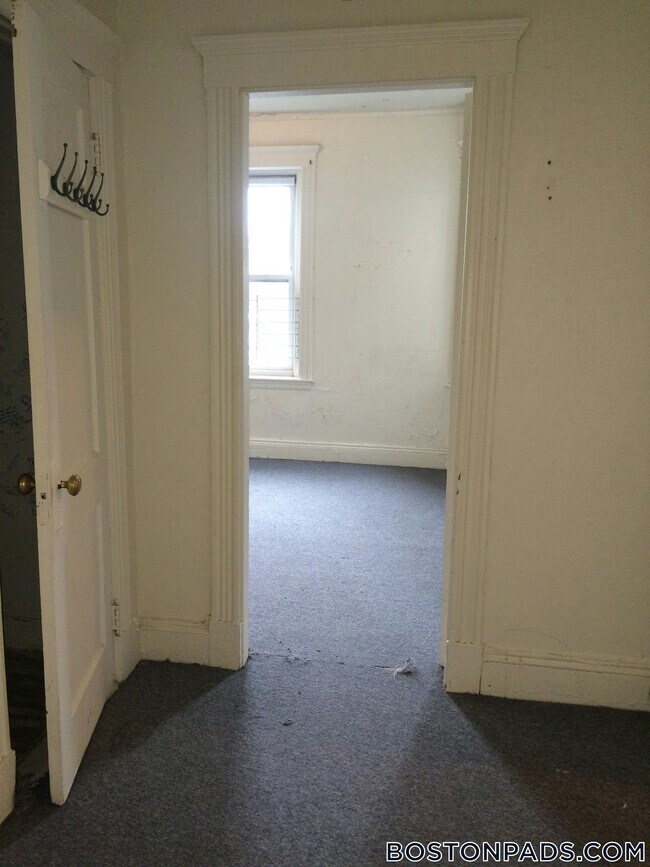 Building Photo - 235 Park Dr