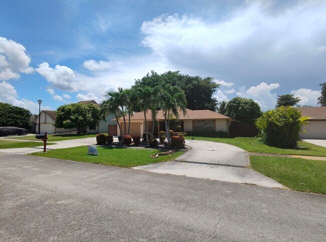 Building Photo - 616 White Water Dr