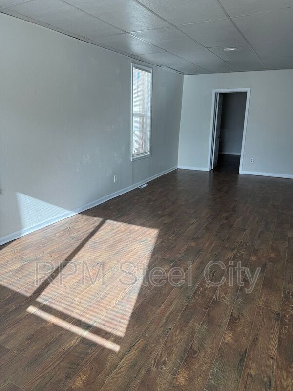 Building Photo - 927 E 1st St