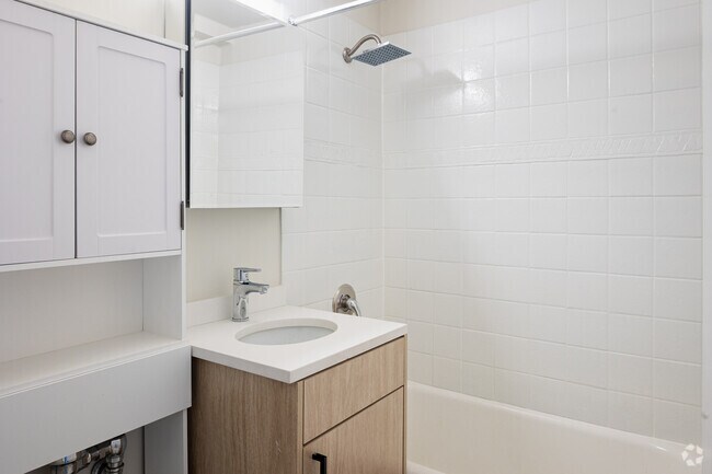 1 habitación, 1 baño - 714 pies cuadrados - Baño - The Archer