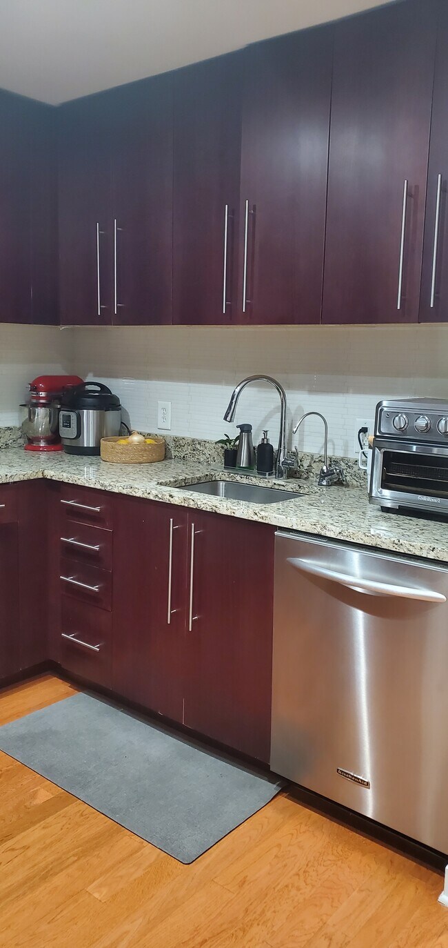 kitchen with built in water filtration system - 317 Hudson Park