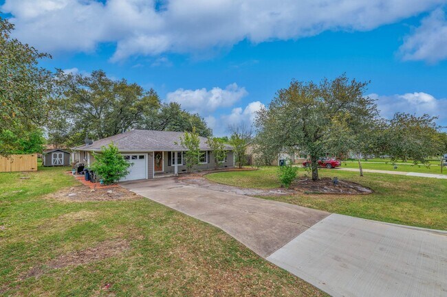 Building Photo - August Move In! 3 Bed, 1.5 Bath in Eastgate