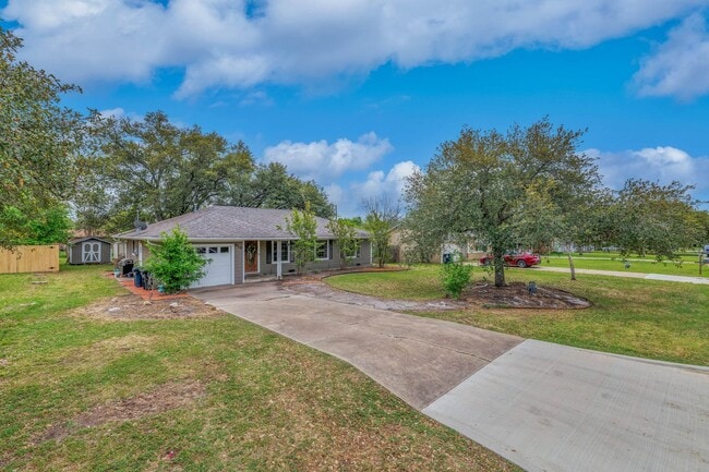 Building Photo - AVAILABLE NOW--- 3 Bed, 1.5 Bath in Eastgate