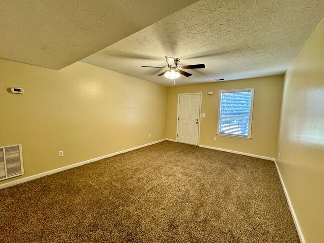Building Photo - 570 Hampton Way