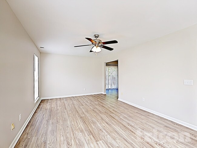 Foto del edificio - 1221 Brook Farm Ln