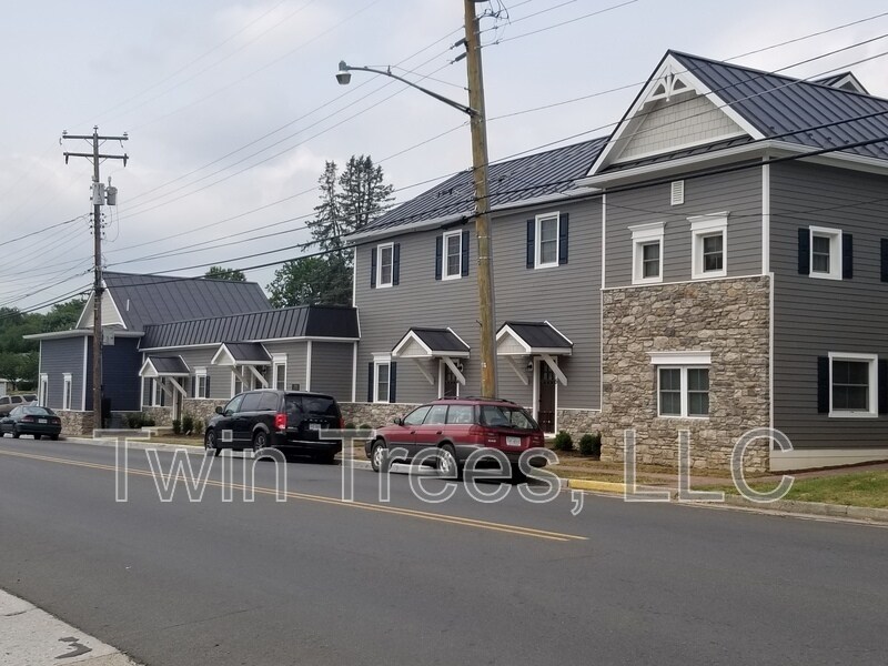 Foto principal - 5791 Main St