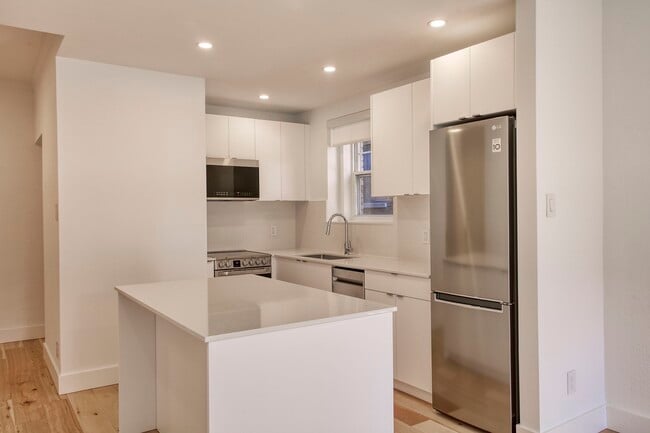 Photo du bâtiment - 4930 Chem. Queen Mary