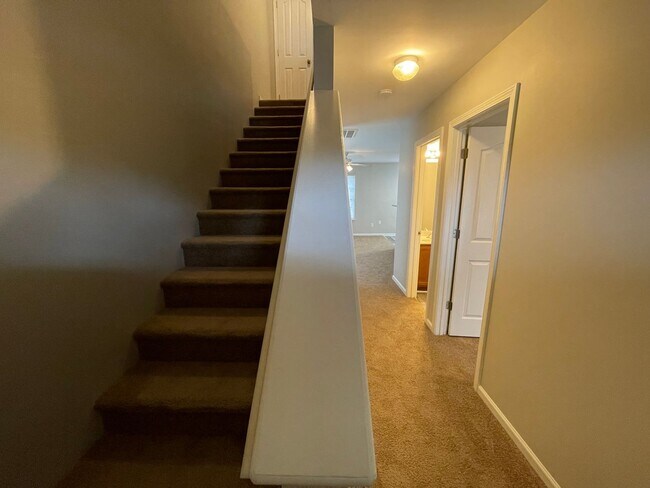 Building Photo - Spacious 4 bedroom, 2 full bath, 2 story t...