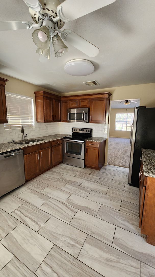 Building Photo - 4 bedroom, 2 bath Chandler Home