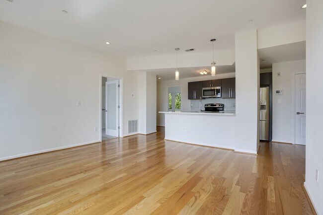 Foto del edificio - 329 Rhode Island Ave NE