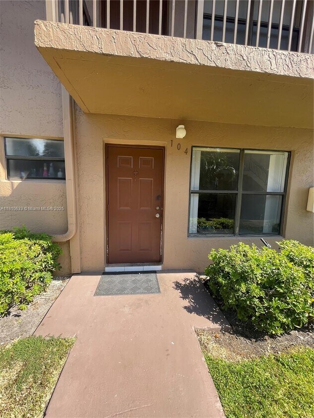 Foto principal - 10041 Winding Lake Rd