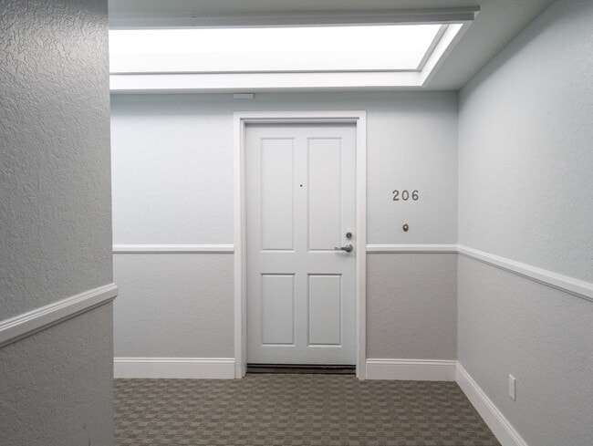 Building Photo - 220 Nice Ln