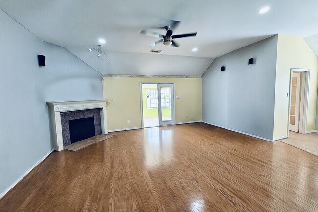 Building Photo - 15114 Magnoliabough Pl