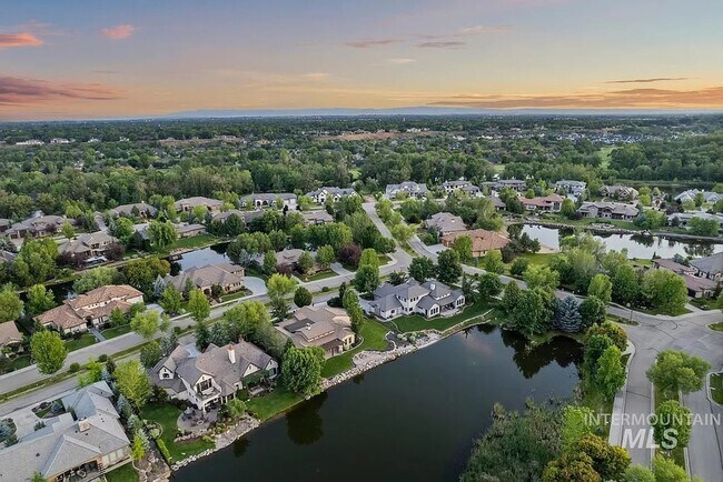 Foto del edificio - Stunning 4 Bedroom Home in The Shores | Luxury Meets Every Day Comfort