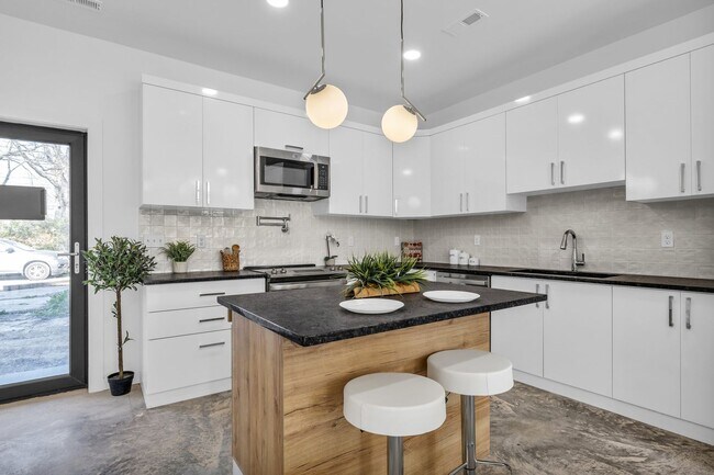 Foto del edificio - Modern + Classic Feel in the Heart of Downtown Chattanooga | 4 beds, 2.5 baths!