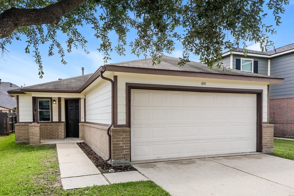 Primary Photo - 1811 Adobe Stone Dr