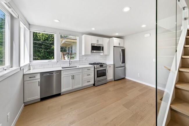 Building Photo - Stylish 2BR Townhome with Rooftop Deck & A/C Near Light Rail
