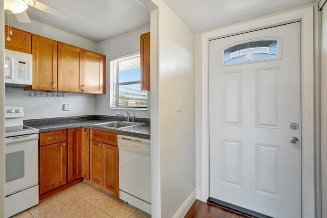 Foto del edificio - 8225 Sunrise Lakes Blvd