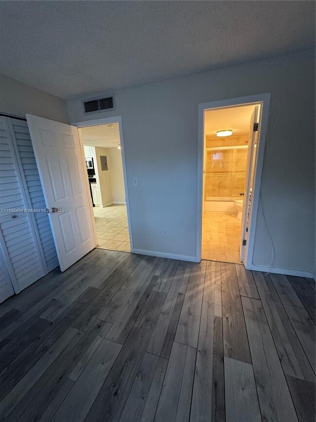 Foto del edificio - 7130 NW 179th St