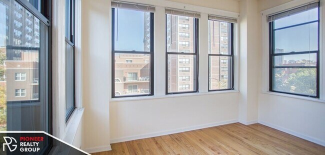 Building Photo - 4220 N Sheridan Rd
