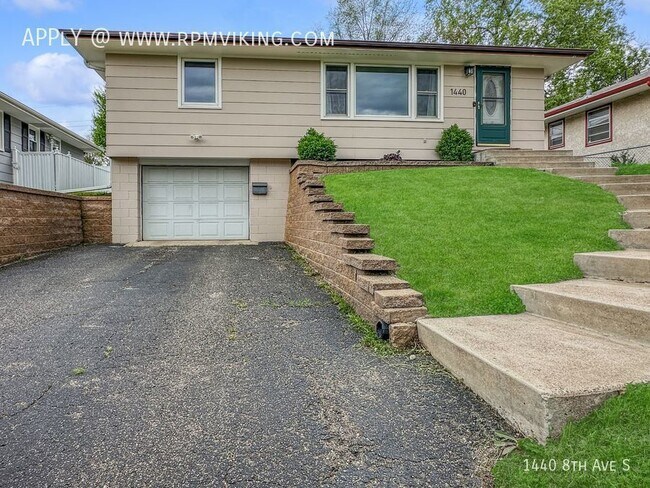 Building Photo - 3br 1ba 2cg ~ Security Deposit Free Altern...