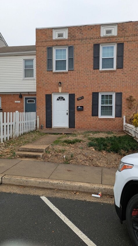 Charming 3 Bed And 1.5 Bath Townhome In Georgetown South - Charming 3 Bed And 1.5 Bath Townhome In Georgetown South