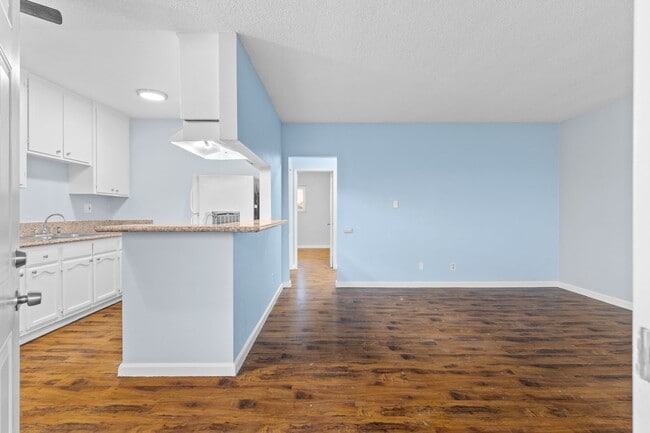 Building Photo - 927 Daisy Ave