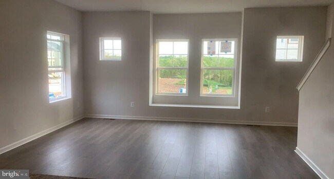 Foto del edificio - 235 Crofton Ct