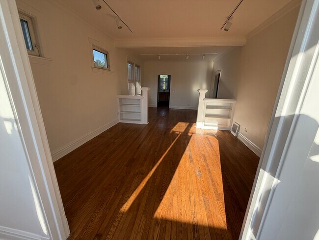 Foto del edificio - 472 N Larch Ave