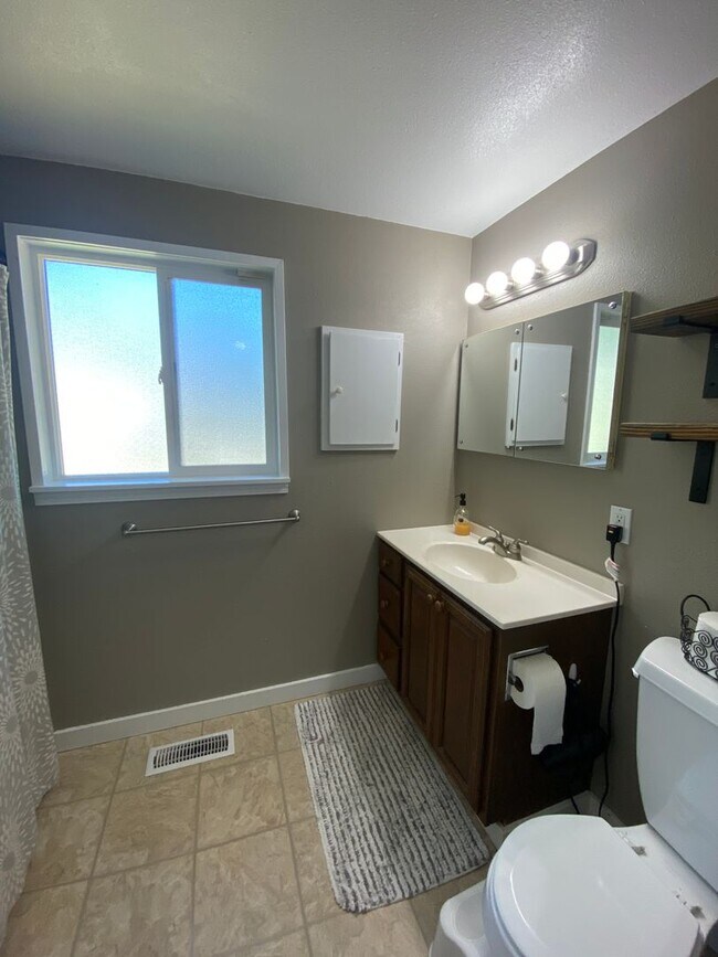 Foto del edificio - 4 Bedroom Fairwood Home with garage and RV parking