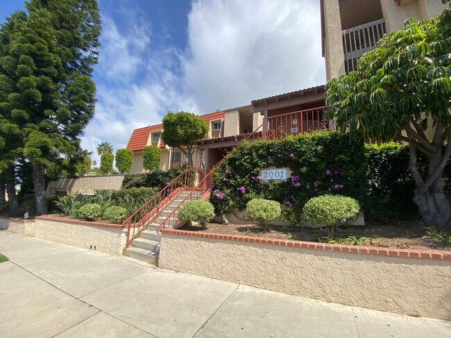 Building Photo - Spacious 2 Bedroom Signal Hill Condo for R...