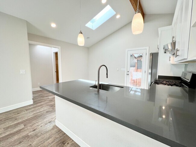 Building Photo - Stunning 1-Bed, 1-Bath with Private Entrance/Parking - UTILITIES INCLUDED!