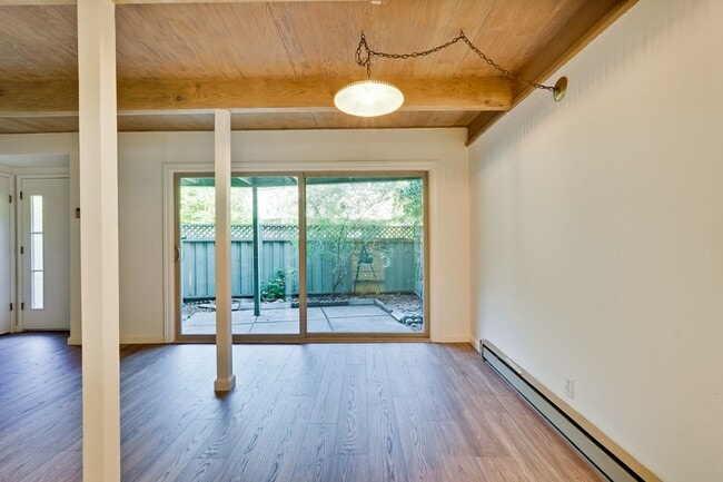 Foto del edificio - 2 Bedroom 1 Bath Two Story Townhome