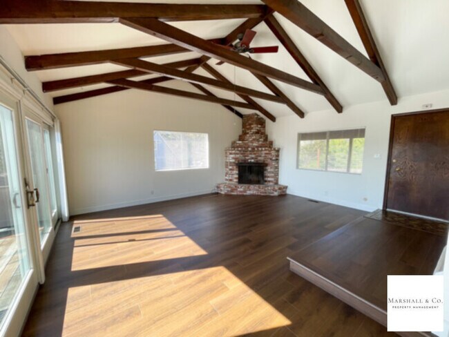 Foto del edificio - TAM VALLEY! Charming 3-Bedroom, 2-Bath HomeVIEWS, NEW KITCH., W&amp;D, DECK, YARDSPACE