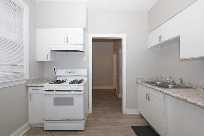 Foto del edificio - 2367 Forest Ave