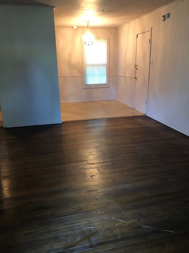 Foto principal - 3 bdrm 1 bath 1 car garage near Apache and...